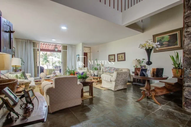 Imagem Excelente oportunidade para adquirir uma casa no Laogo Sul, em Brasília. Localizada na QL 4 Conjunt...