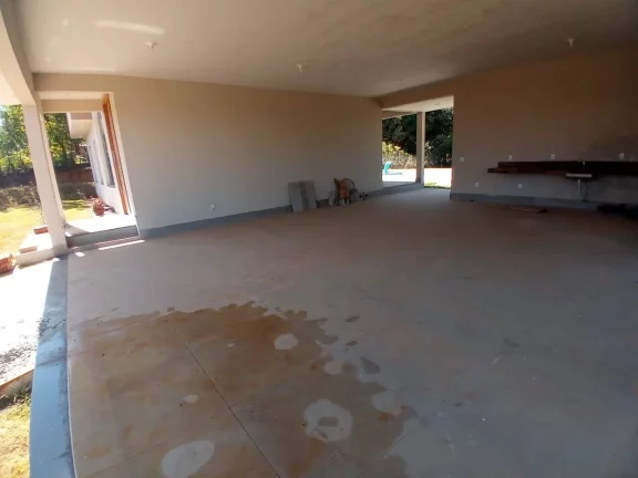 Imagem casa em condomínio, 1 suíte, lavabo, espaço gourmet, piscina, varanda.
