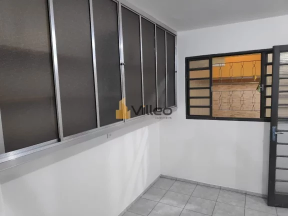 Imagem Duas casas.

Casa do piso superior: Em fino acabamento e inteira reformada.
Sala, dois quartos sendo...