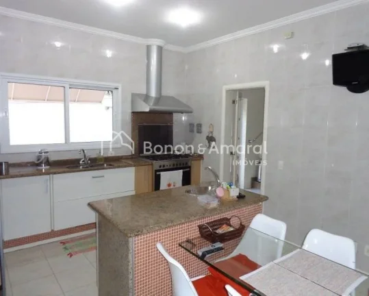 Imagem Lindo sobrado com 394 m² de área construída. A residência possui uma sala ampla para três ambie...