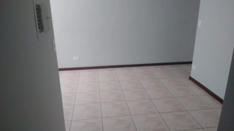Imagem Apartamento amplo com sala dois ambientes, cozinha com armários, banheiro com box e gabinete, 3 qua...