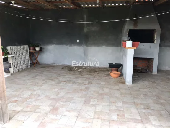 Imagem Casa semimobiliada com pátio amplo no bairro São José