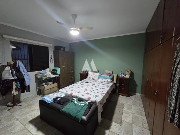 Imagem Oportunidade Única! Casa Sobreposta Baixa, Isolada, 3 Suítes e Localização Privilegiada!