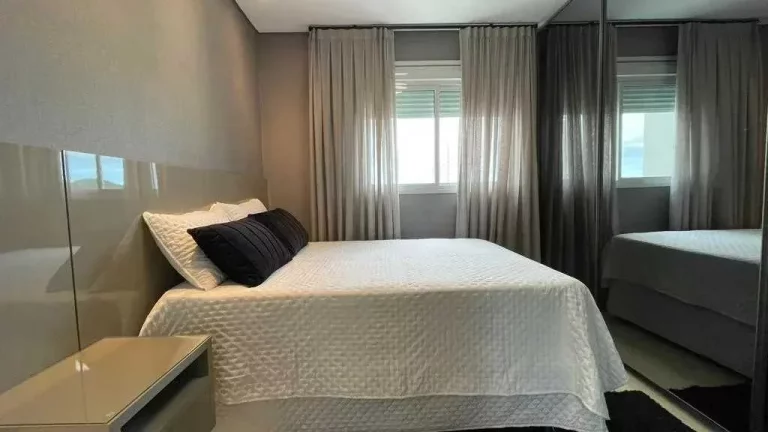Imagem Apartamento mobiliado com 2 suítes, 2 demi-suítes e 3 vagas de garagem em Balneário Camboriú
