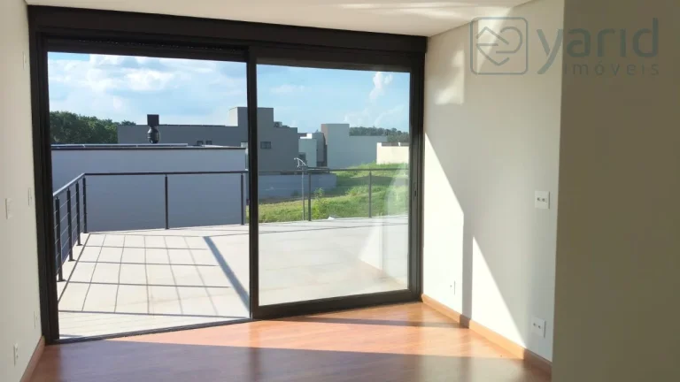 Imagem Casa de luxo em condomínio à venda em localização privilegiada: 4 quartos, 4 suítes, 3 salas, 5 banheiros, 2 vagas de garagem.