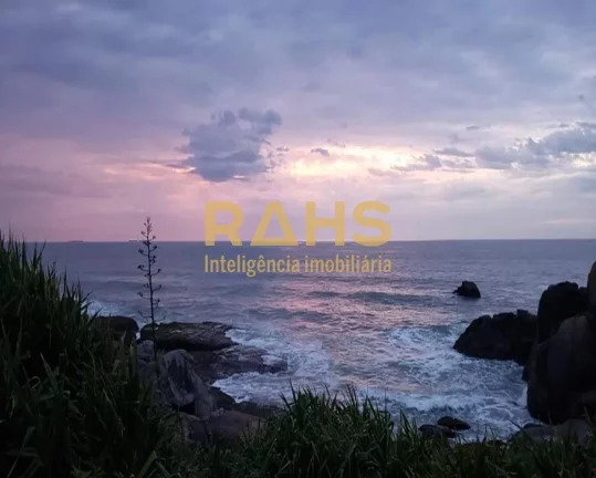 Imagem Linda casa estilo mediterrâneo no litoral de Santa Catarina. Situada na Praia Grande em São Franci...