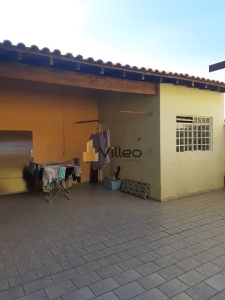 Imagem Viva o equilíbrio perfeito entre tranquilidade e praticidade nesta residência térrea exclusiva no...