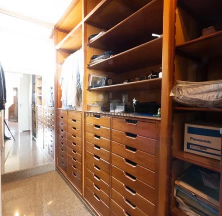 Imagem Apartamento amplo, com terraço, living para 02 ambientes espaçosos, sala de almoço, sala de TV, l...