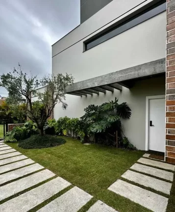 Imagem Casa de alto padrão com 4 suítes e 8 vagas de garagem no Centro de Camboriú
