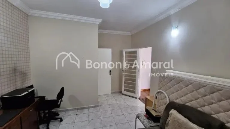 Imagem Casa térrea à venda no Parque Taquaral. O imóvel conta com 3 quartos, 2 banheiros, sala, copa, co...