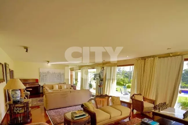 Imagem Casa em excelente localização no Jardim Guedala, direcionada para um lindo jardim com piscina em d...