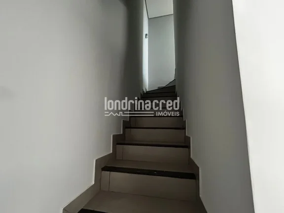 Imagem Sobrado à venda na Zona Oeste de Londrina: 3 suítes, banheiro social, área gourmet, 2 vagas de garagem, 100m² construídos em terreno de 130m²