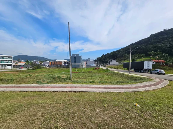 Imagem Terreno de esquina com 543,58 m² no Bairro da Barra em Balneário Camboriú SC