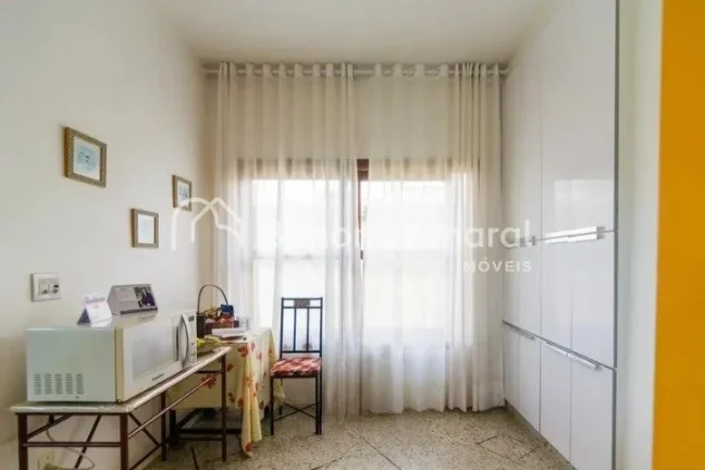 Imagem Linda e espaçosa casa com área construída de 600 m² em um terreno de 1.056 m². A residência, m...