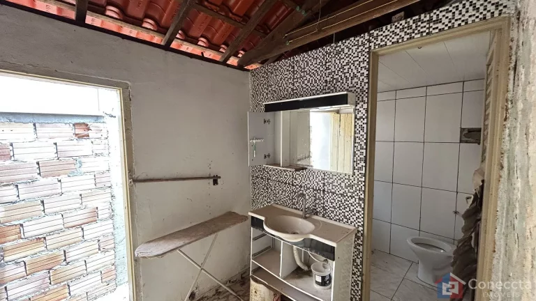 Imagem Terreno de esquina com casa antiga à venda no Bairro São Francisco — Excelente localização em Patos de Minas