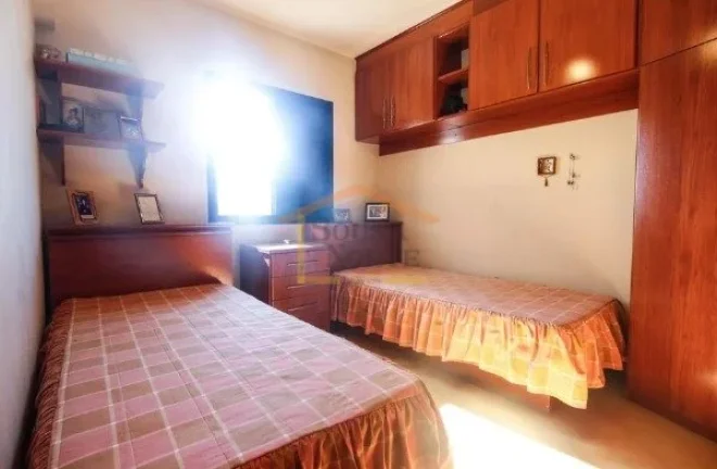 Imagem Apartamento amplo, com 3 dormitórios, sendo 1 suíte, 2 banheiros. Conta com varanda, box, armário...