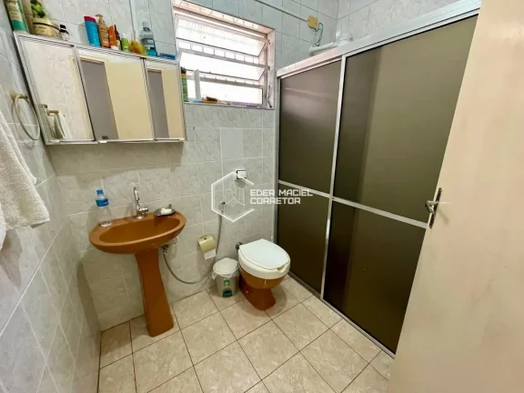 Imagem Esta excelente casa está situada a apenas 5 minutos da orla de Caraguatatuba, no bairro Poiares, um...