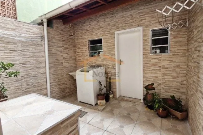 Imagem Casa em vila com 140m² de área construída. O imóvel é um sobrado com 2 dormitórios bem distrib...