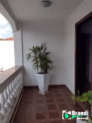 Imagem Ótimo imóvel com uma térrea de 02 dormitórios, sala, cozinha, 02 banheiros e quintal, + um sobrado.,