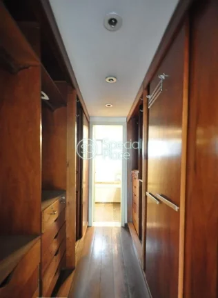 Imagem Amplo apartamento à venda com 6 quartos, sendo 3 suítes, e 6 banheiros no total. Este apartamento ...
