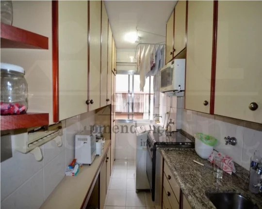 Imagem Apartamento muito bom, com armários no dormitório e cozinha, ar condicionado, sacada. Edifício co...