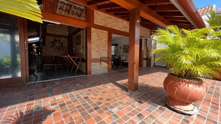 Imagem Casa com ampla sala 2 ambientes,3 dormitórios sendo uma suíte,edícula com mais 2 dormitórios e 1 banheiro,2 vagas de garagem