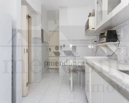 Imagem Apartamento com piso de madeira, living para 2 ambientes, 2 dormitórios sendo 1 suíte, lavabo, coz...