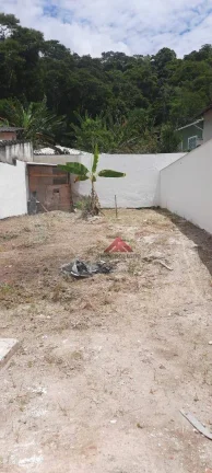 Imagem Excelentes casas em centro de terreno, com dois pavimentos ,primeira locação,sendo constituida de Sala ,03 quartos,02 suites, cozinha,lavanderia