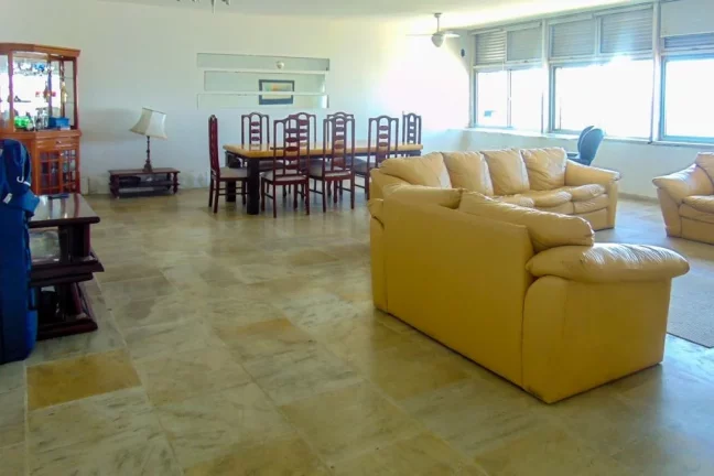 Imagem Pitangueiras - Frente total para o mar - 285 m² úteis - 2 vagas de garagens demarcadas.