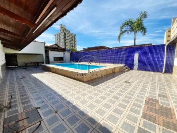 Imagem Espaçosa Casa Isolada à Venda no Ocian, Praia Grande - 4 Quartos e Piscina