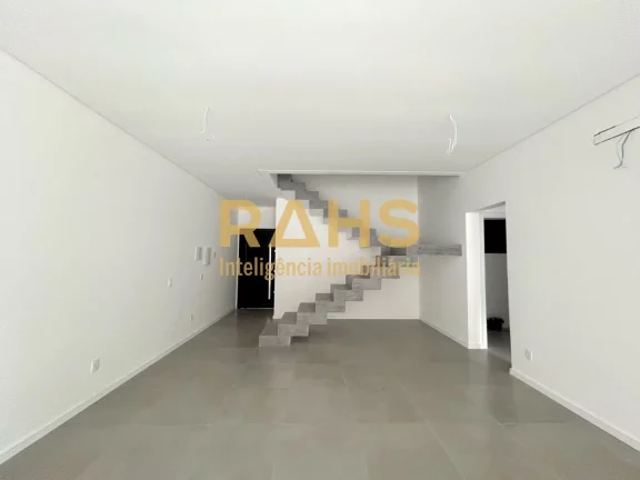 Imagem Ótimo sobrado geminado de ponta, novo, localizado no bairro Glória em Joinville, próximo a Confei...