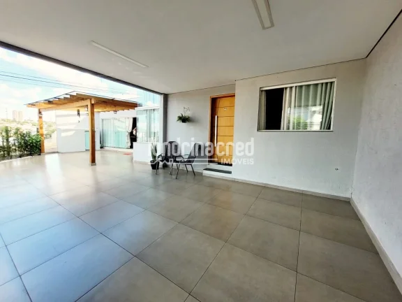 Imagem Excelente Casa no Jardim Coliseu com 3 Dormitórios (1 Suíte), 3 Vagas, 140m² de Construção em Terreno de 203m² – Aceita Financiamento! Aproveite!