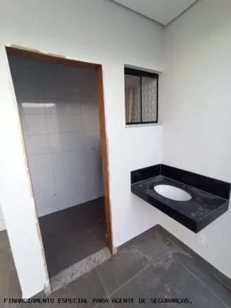 Imagem Casa para Venda em Maringá, Parque Avenida, 2 dormitórios, 1 suíte, 2 banheiros, 1 vaga