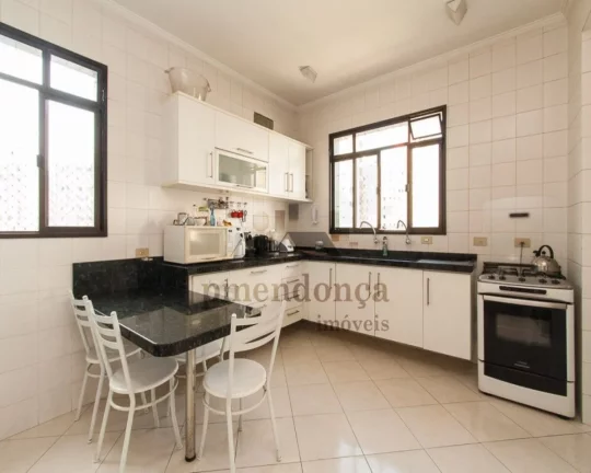Imagem Imóvel possui living amplo para 3 ambientes, varanda integrada, lareira, lavabo, na área íntima s...