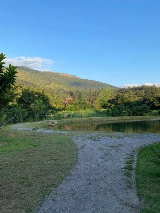 Imagem Lindo apartamento com vista para Pedra Grande no condomínio Vila dos Lagos