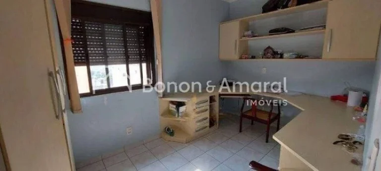 Imagem Apartamento com três quartos, incluindo uma suíte com elegantes armários embutidos. Uma ampla sal...