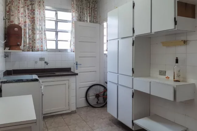 Imagem PITANGUEIRAS- LOCAL NOBRE , 2 DORMITÓRIOS , GARAGEM NO PRÉDIO.