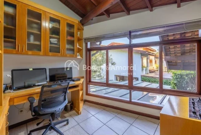 Imagem Esta charmosa residência, situada em um condomínio fechado em Valinhos/SP, oferece 1.000 m² de te...