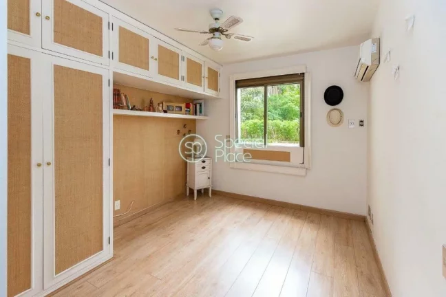 Imagem Belíssimo apartamento com 264 m² de área privativa, living com pé direito duplo, lareira, mezani...
