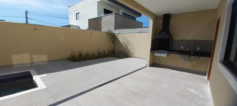 Imagem Casa 04 suítes sendo uma master com closet, churrasqueira e piscina