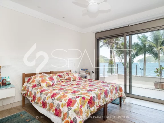 Imagem Mansão pé na areia totalmente mobiliada à venda no condomínio Costa Verde em Caraguatatuba