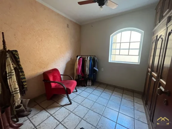 Imagem Casa Comercial para locação próximo a Samuel Martins com vagas de 45 na frente para estacionamento de cliientes