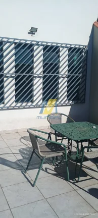 Imagem Casa Imponente com 2 Dormitórios, sacada ampla.
