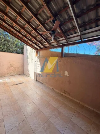 Imagem Casa com 2 dormitórios, quintal e energia sustentável à venda