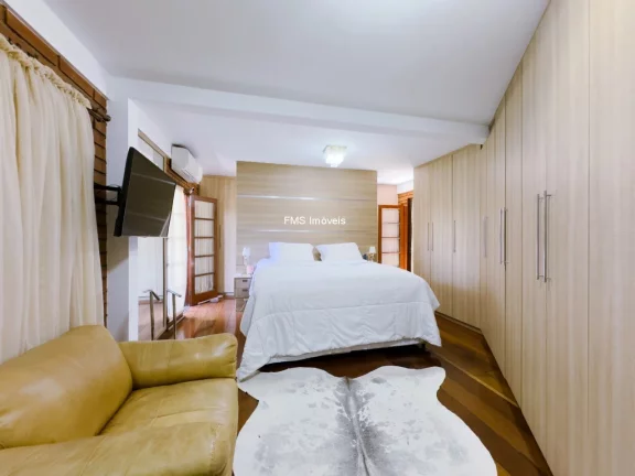 Imagem Imóvel de luxo em Cotia-SP: Casa à venda ou locação com 7 quartos, 5 suítes, 3 salas e 2.500 m² de área em Chácaras dos Lagos.