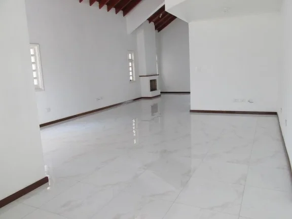 Imagem Casa no Res. Alpha 11 - 330m²