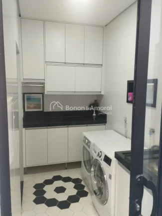 Imagem Com um projeto que une elegância e funcionalidade, esta residência oferece 240m² de área constru...