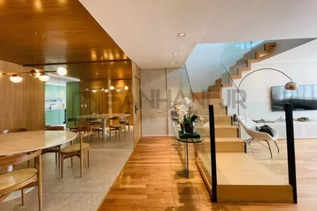 Imagem Venha se encantar com essa incrível cobertura no coração do Itaim Bibi, no Condomínio Edifício Igarapé! Completamente reformada, essa cobertura de 2