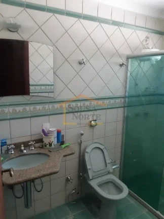Imagem Casa em condomínio fechado, Imóvel térreo com desnível entre a área social e a área íntima, e...