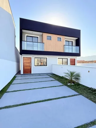 Imagem Sobrado de alto padrão com 2 suítes e 2 vagas de garagem em Palhoça/SC